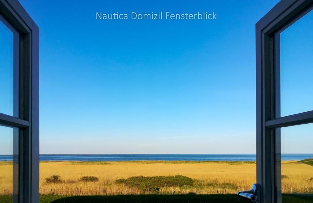 ラントゥムにあるSöl'ring Hüs "Nautica"の海の景色を望む開閉可能な窓