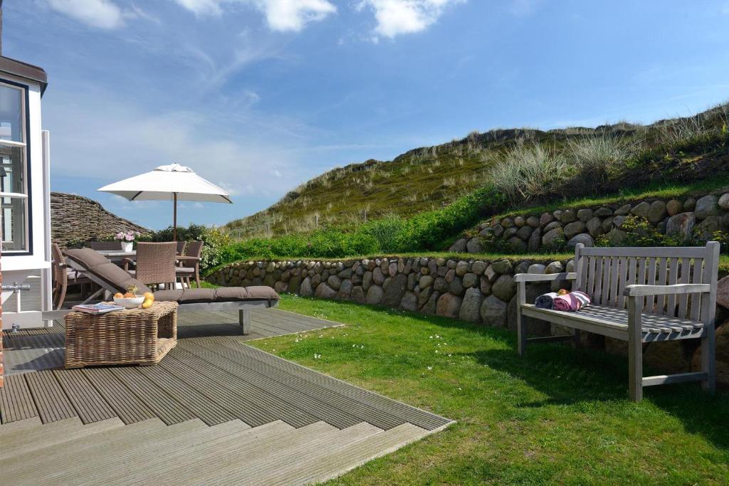 Godewind Haus Godewind, GO02 في رانتوم: فناء مع كرسيين ومظلة