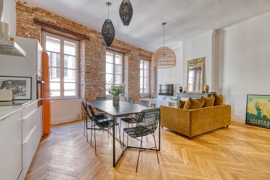 un salon avec une table et un canapé dans l'établissement Chez Pauline & Simon - Appt climatisé, à Toulouse