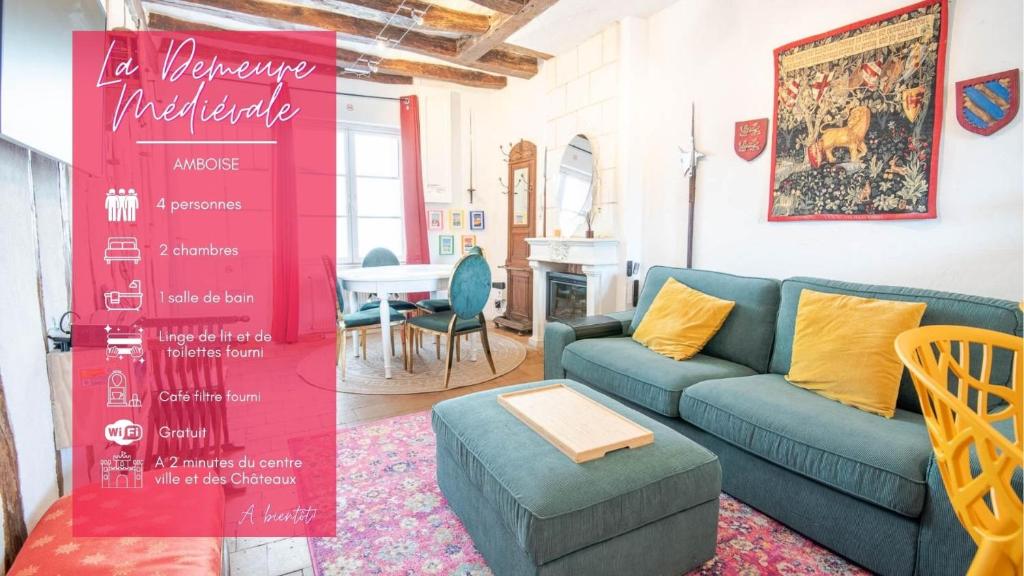 un salon avec un canapé et une table dans l'établissement La Demeure Médiévale - Maison 4pers. Amboise, à Amboise