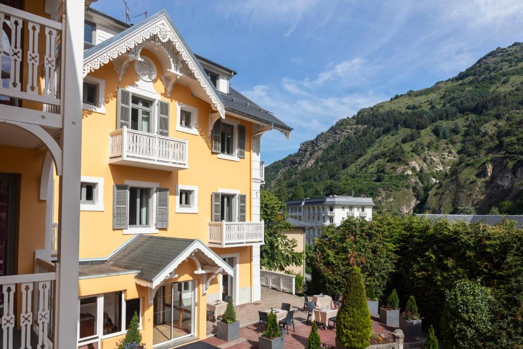 Nespecifikovaný výhled na hory nebo výhled na hory při pohledu z hotelu