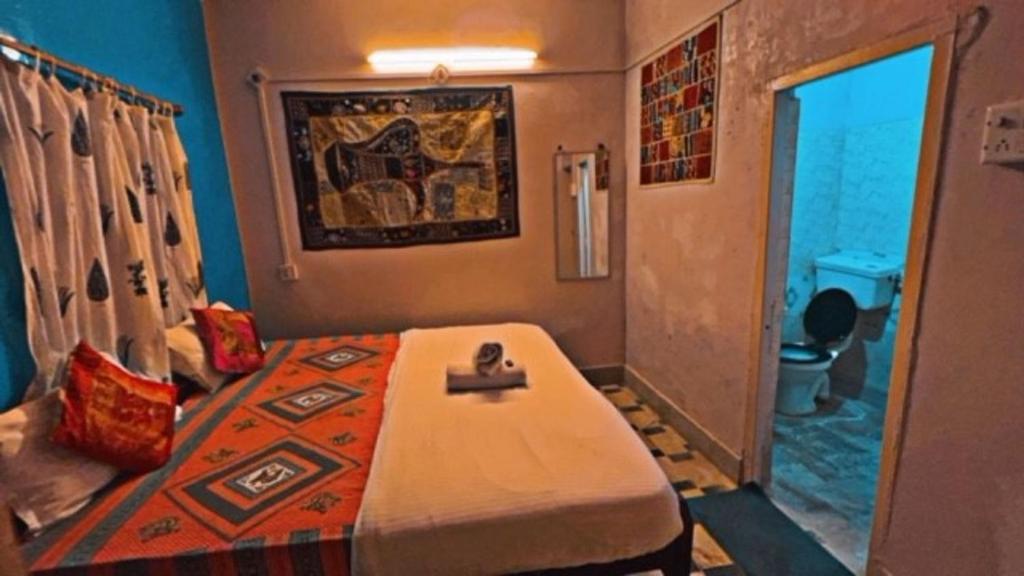 Postel nebo postele na pokoji v ubytování Hotel Rumis Jaisalmer