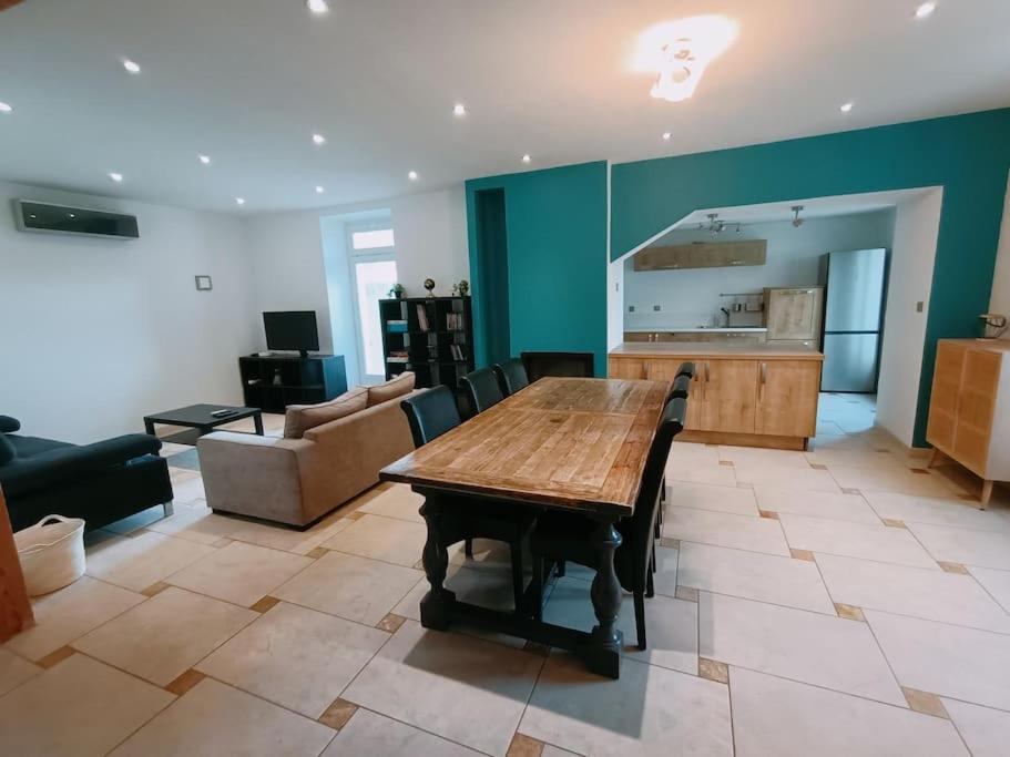 Il comprend un salon avec une table en bois et une cuisine. dans l'établissement La Meynaude, Maison de campagne, à Saint-Andiol