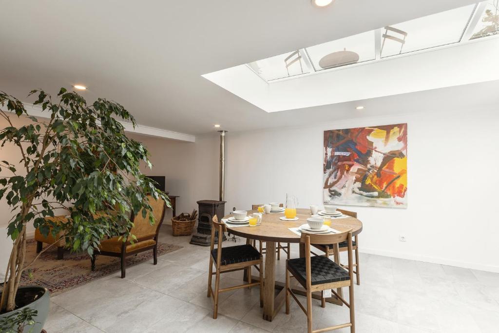 una sala da pranzo con un tavolo e una pianta di Casa do Alecrim a Óbidos