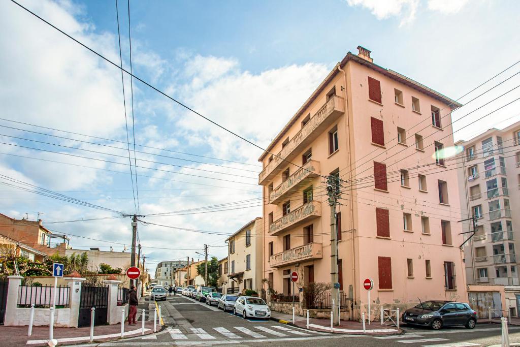 #4 Toulon CENTRE, BALCON, VUE SUR CORNICHE, LUMINEUX, AU CALME, STATIONNEMENT FACILE & GRATUIT - 阳台的双人间