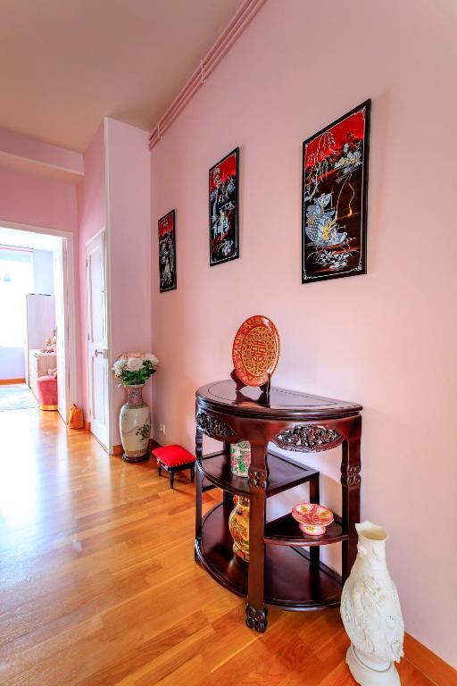Cette chambre dispose d'une table avec un vase. dans l'établissement UN AIR D'ASIE, à Cherbourg en Cotentin