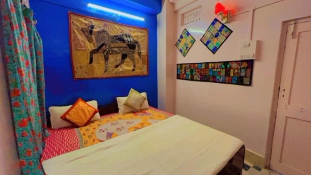 Postel nebo postele na pokoji v ubytování Hotel Rumis Jaisalmer