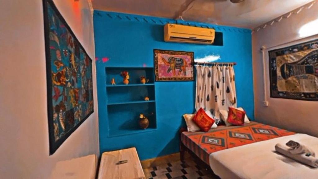 Postel nebo postele na pokoji v ubytování Hotel Rumis Jaisalmer