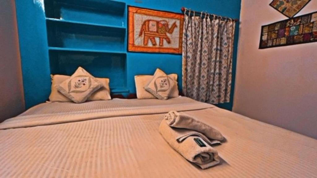 Postel nebo postele na pokoji v ubytování Hotel Rumis Jaisalmer