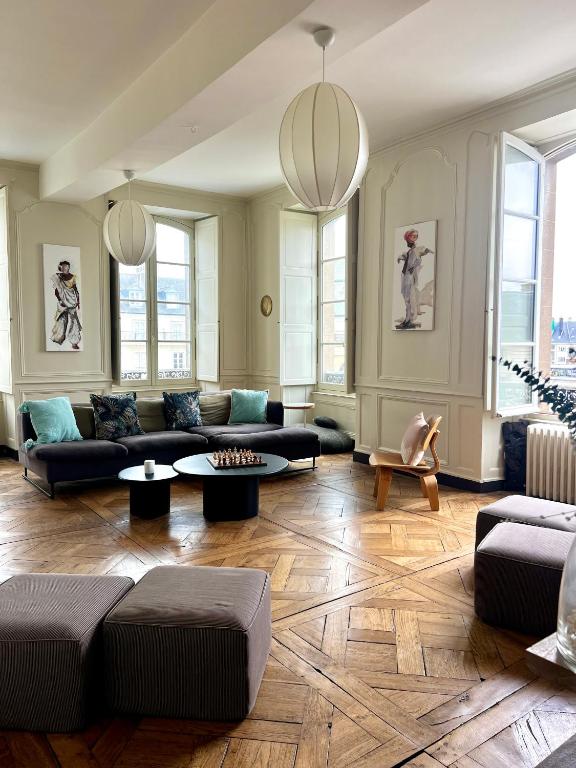 a living room with a couch and a table at L'Opéra, hyper centre de Rennes in Rennes