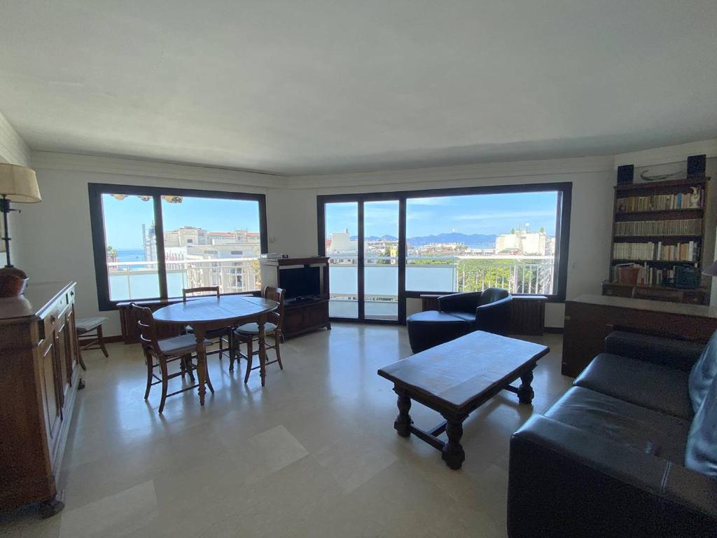un salon avec un canapé et une table dans l'établissement Cannes proche Croisette - Appartement 3 Pièces vue mer terrasse Helv7, à Cannes