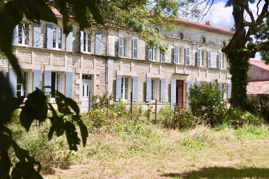 Zahrada ubytování MAISON DE CAMPAGNE - Calme & Confort - Jardin Barbecue - Parking et Wifi Gratuit - ESPACE ET DETENTE - Idéal FAMILLE