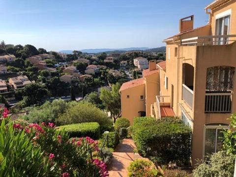 - une vue sur une maison ornée de fleurs et de buissons dans l'établissement Calme,mer, nature, à Bormes-les-Mimosas