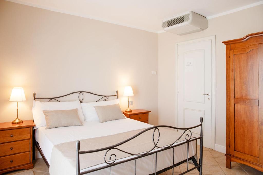 Postel nebo postele na pokoji v ubytování BELVEDERE MONFERRATO Relais & Wellness