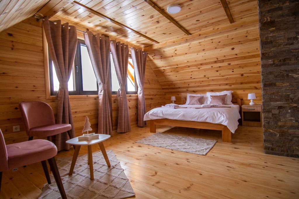 a bedroom with a bed in a log cabin at Planinska kuca Mir in Sekulić 