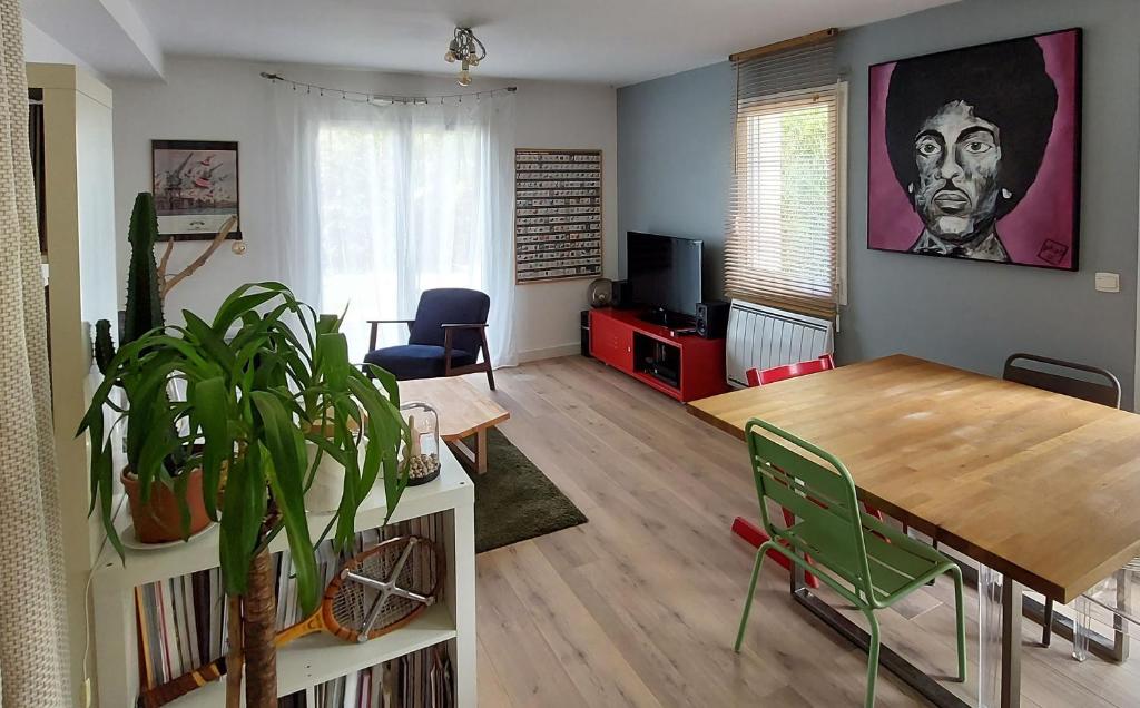 ein Wohnzimmer mit Tisch und ein Esszimmer in der Unterkunft Maison mer et campagne in Pluvigner