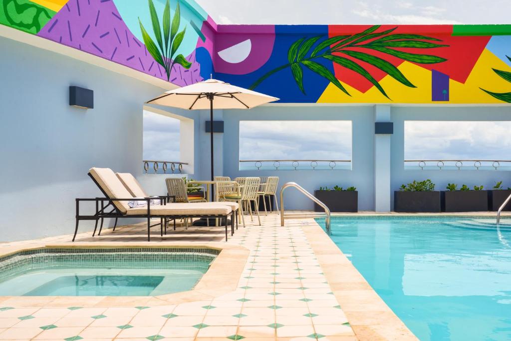 Bazén v ubytování Hotel Rumbao, a Tribute Portfolio Hotel nebo v jeho okolí