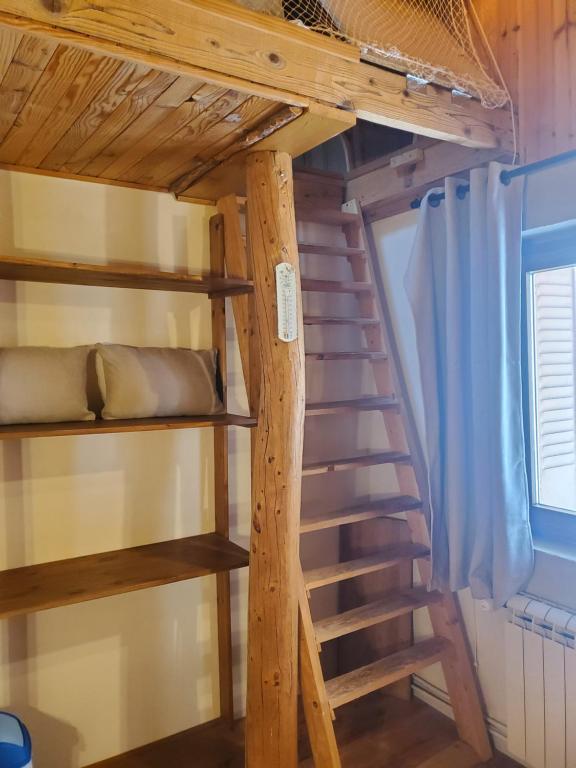 Palanda nebo palandy na pokoji v ubytování Chambres au CampdeBase