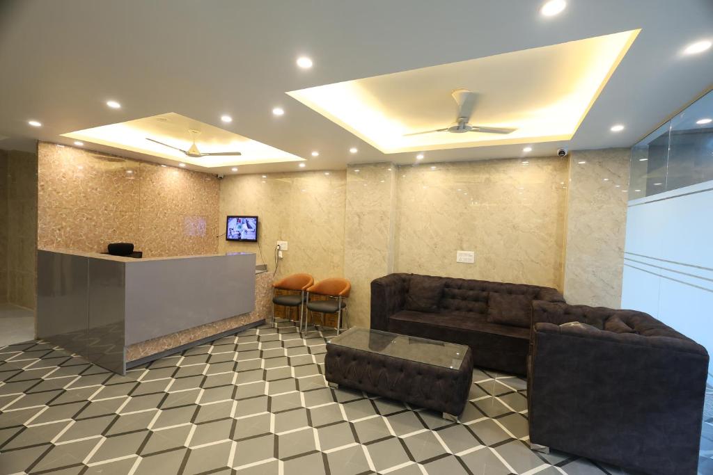 un salon avec un canapé et un bar dans l'établissement Westay Suites, à Gurgaon