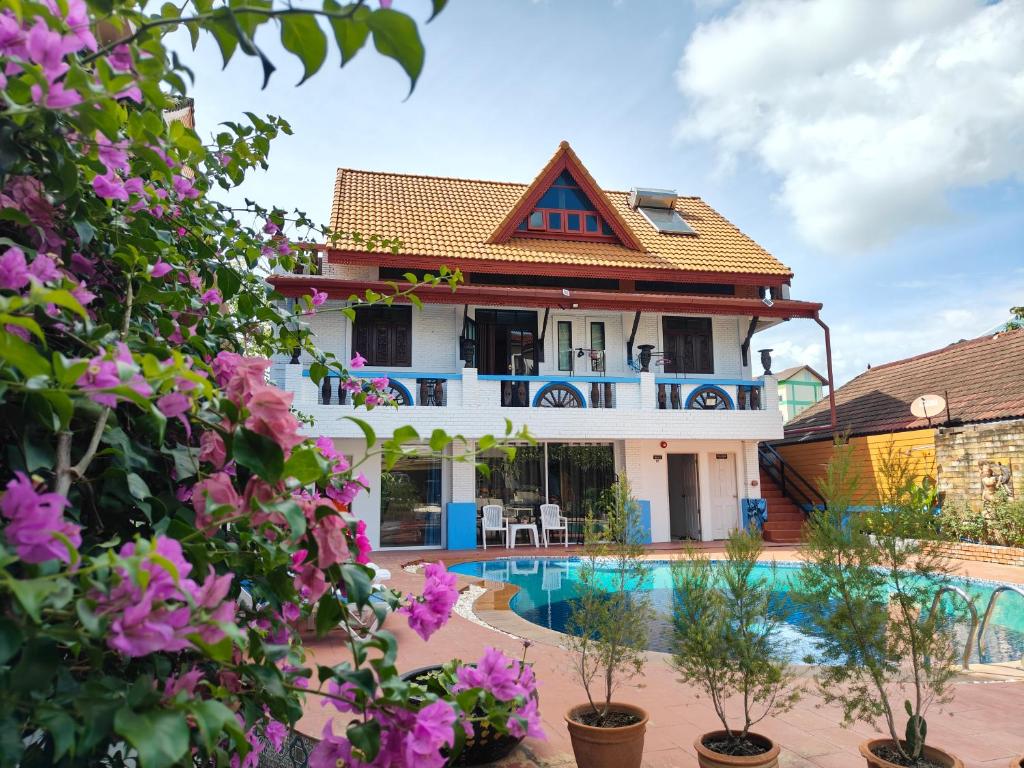 Bazén v ubytování Baankasemsuk Resort 般咔 深宿 nebo v jeho okolí