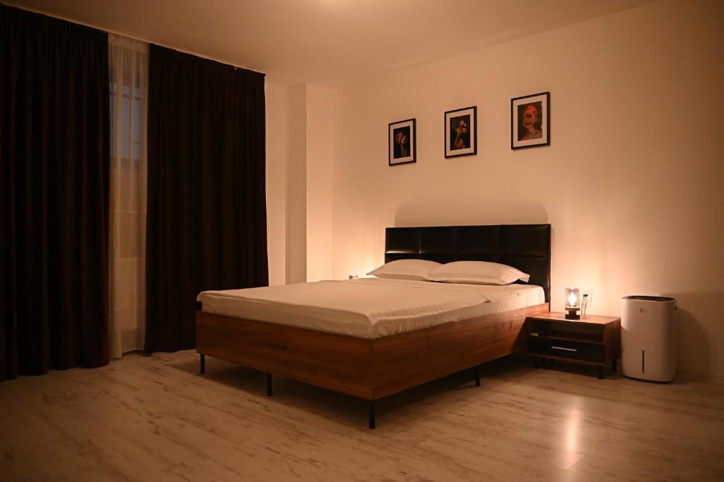 a bedroom with a bed in a room with a window at Arin l Aparthotel #1 in Craiova
