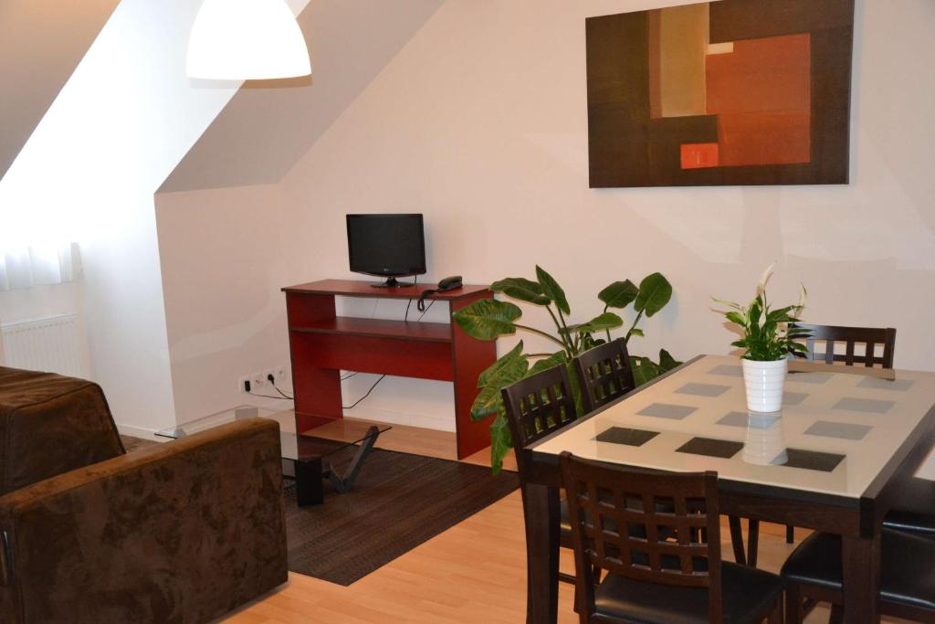 TV a/nebo společenská místnost v ubytování Brit Hotel Spa Le Connetable