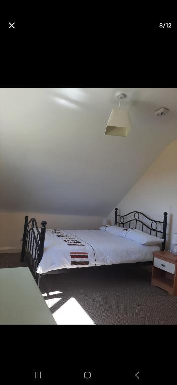 Postel nebo postele na pokoji v ubytování Two bedroom apartment Ennistymon Lahinch