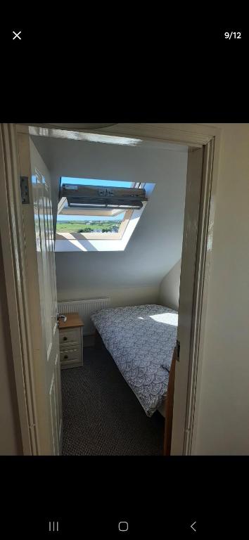 Postel nebo postele na pokoji v ubytování Two bedroom apartment Ennistymon Lahinch