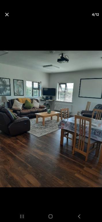 Posezení v ubytování Two bedroom apartment Ennistymon Lahinch