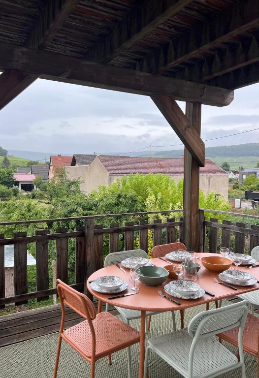 - une table et des chaises sur une terrasse avec vue dans l'établissement gites du bel Alsace cote vignoble, à Westhalten