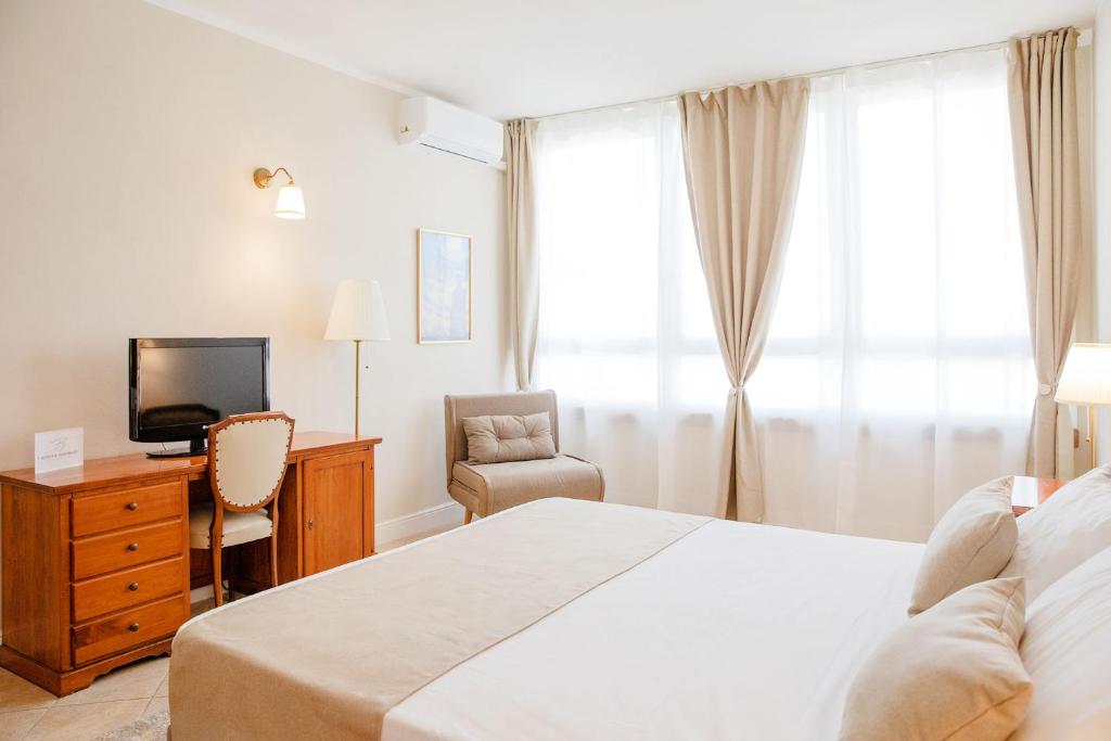 Postel nebo postele na pokoji v ubytování BELVEDERE MONFERRATO Relais & Wellness