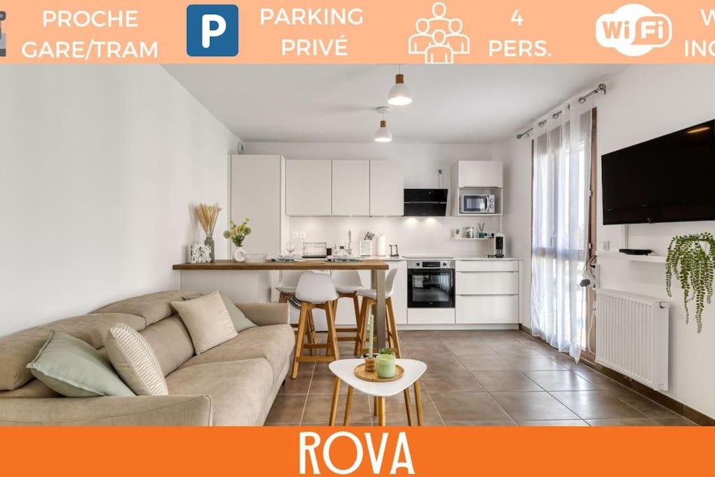 un salon avec un canapé et une cuisine dans l'établissement ZenBNB - Rova - 4 pers - Centre Ville- Wifi, à Annemasse