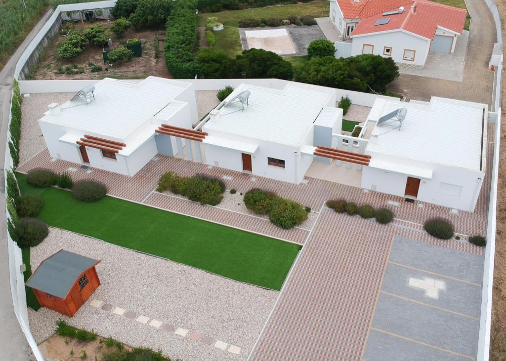 an overhead view of a white house with a yard at mar(y)ar alojamento local in A dos Cunhados
