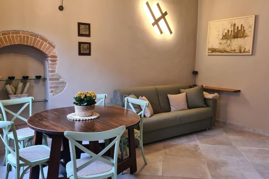una sala de estar con un sofá y una mesa en CoZy House San Gimignano in the heart of Tuscany, en San Gimignano