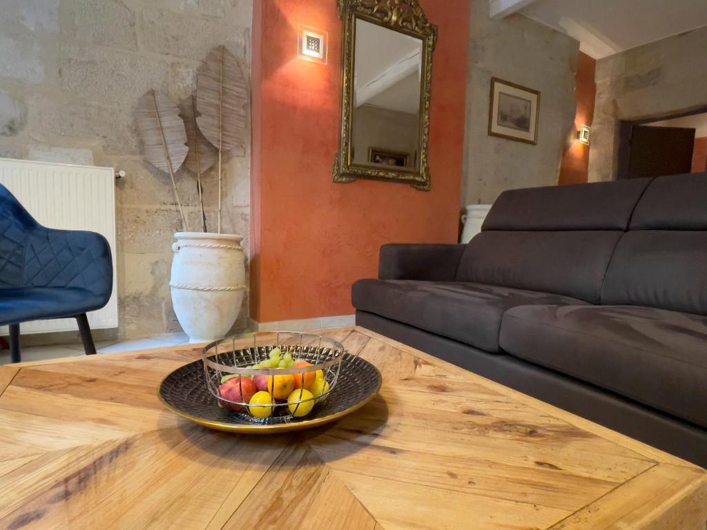 miskę owoców na stoliki kawowym w salonie w obiekcie Le Cherche Midi - Appartement centre historique d'Uzès w mieście Uzès
