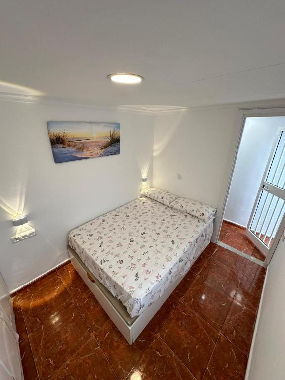 a bedroom with a bed in a room with a window at Apartamento La Línea 3 in La Línea de la Concepción