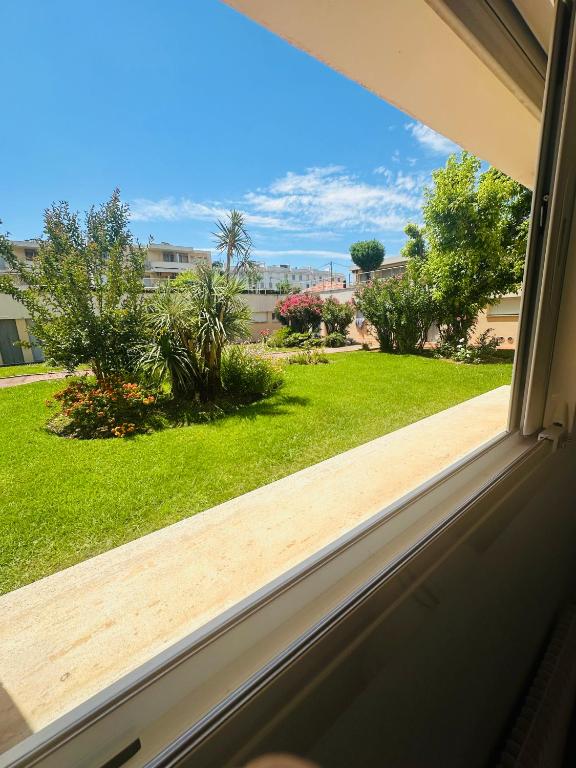 une fenêtre avec vue sur la cour dans l'établissement Charmant Studio à 5 minutes des plages, à Cannes