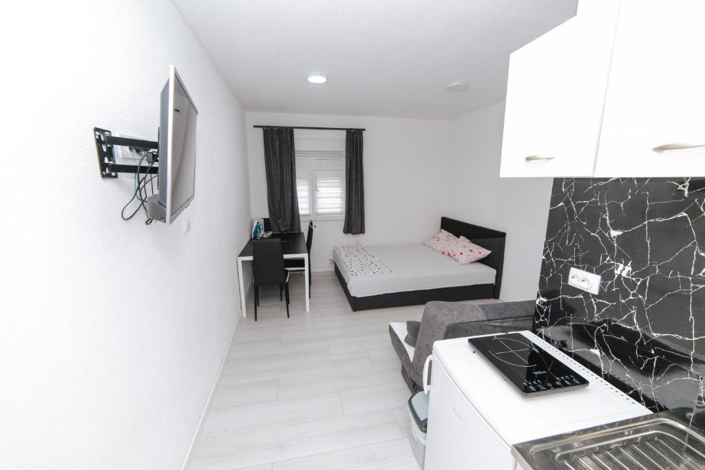 uma cozinha e uma sala de estar com um sofá em Hardi 1 em Trebinje