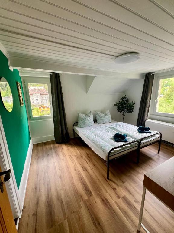 Una cama o camas en una habitación de Hotel - Haus Biasca