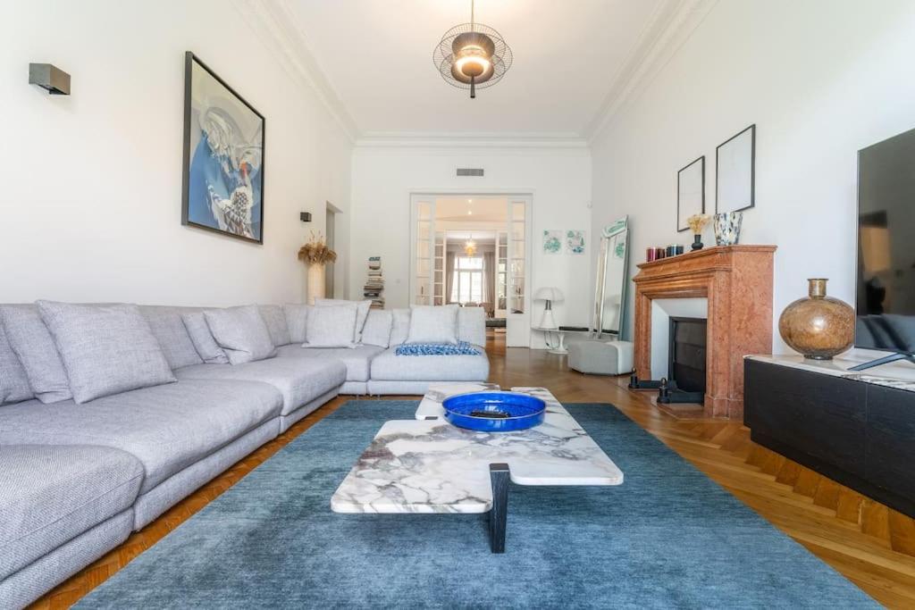 un salon avec un canapé et une cheminée dans l'établissement Appartement haut standing, 8 pers, à Marseille