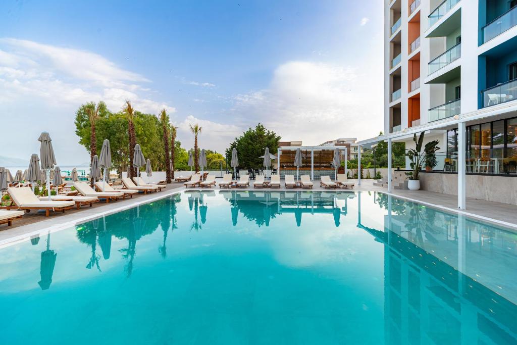 Bazén v ubytování Morina Beach Hotel nebo v jeho okolí