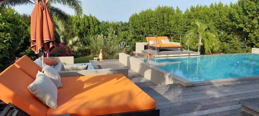 Bazén v ubytování Jardin d'O résidence naturiste couples only nebo v jeho okolí
