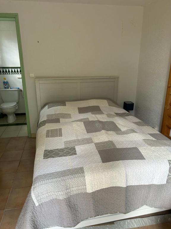 Postel nebo postele na pokoji v ubytování Chambre dans dépendance avec SDB