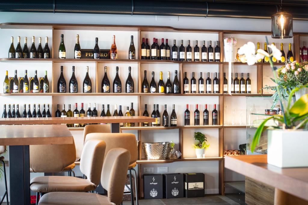 una stanza con scaffali di bottiglie di vino di Ai Priori a Gemona del Friuli