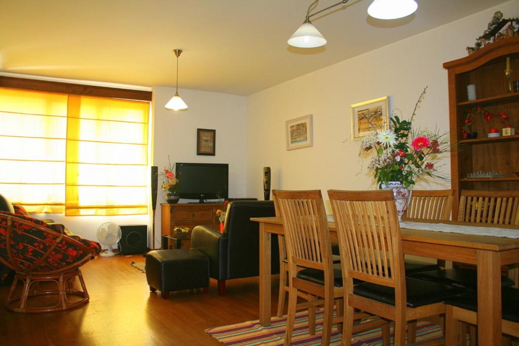 uma sala de estar com uma mesa de jantar e cadeiras em Flat Accommodation in Braga em Braga