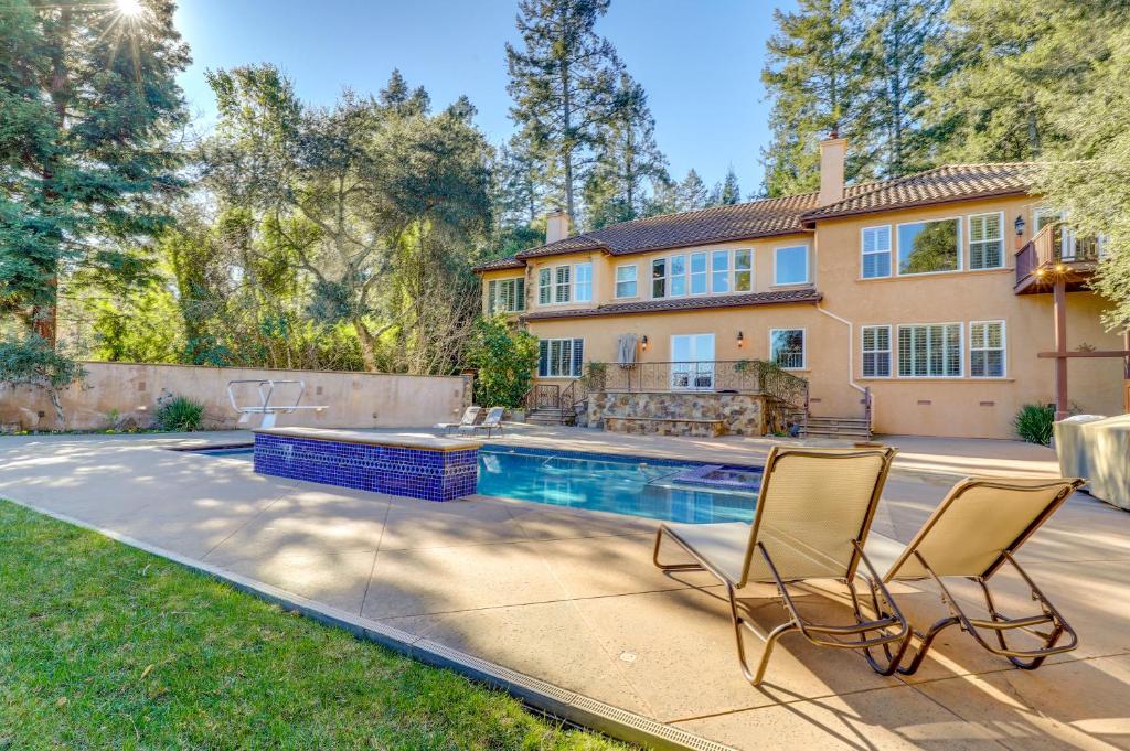 una casa con piscina e due sedie di Santa Rosa Home with Private Pool and Tennis Court a Santa Rosa