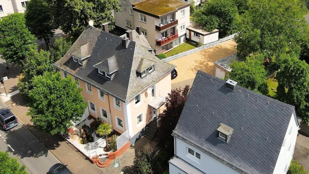an overhead view of a large house with at Ferienhaus City Ferienhaus Daun in Daun