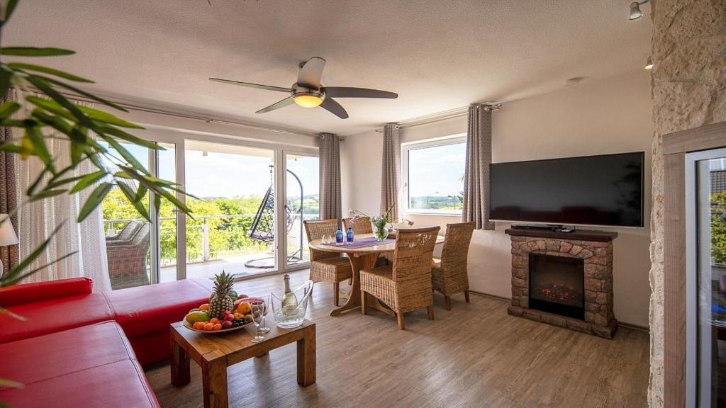 TV a/nebo společenská místnost v ubytování Ferienwohnung Maaridyll - im Maarberg Resort - in Schalkenmehren am See