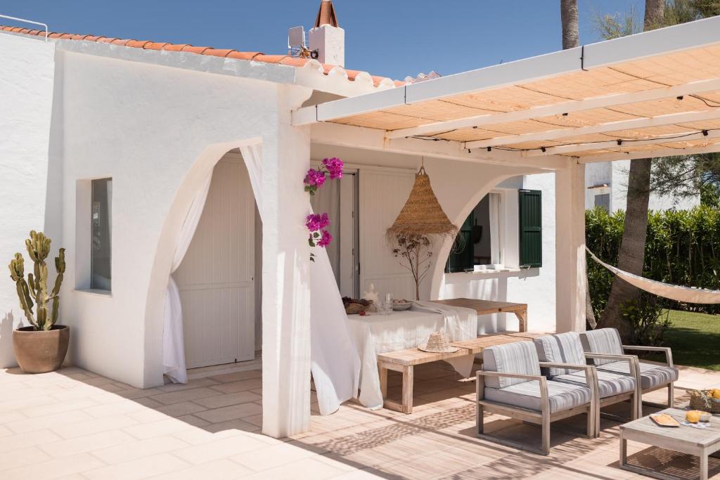 A seating area at BiniVento- Lovely villa with pool near the beach