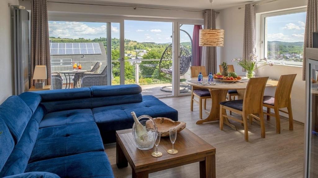 Posezení v ubytování Ferienwohnung Ferienwohnung Maarhöhe - im Maarberg Resort - in Schalkenmehren am See